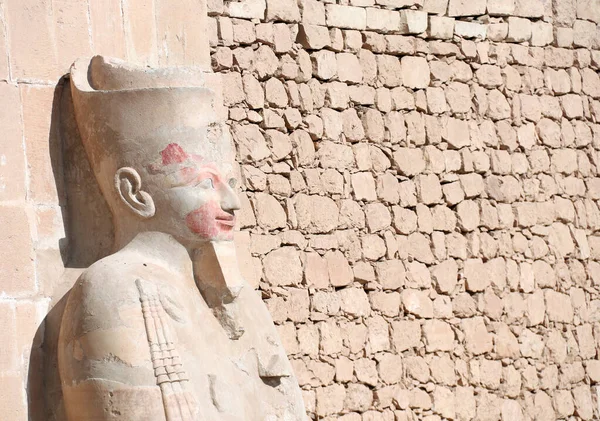 位于埃及卢克索西底比斯国王谷Hatshepsut停尸房Deir Bahari Deir Bahri 入口处的Hatshepsut女王雕像 — 图库照片
