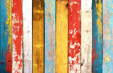 Kırık beyaz, kırmızı, sarı ve mavi boyalı eski ahşap tahtaların dokusu. Farklı renklerde eski ahşap tahtalarla yatay arka plan