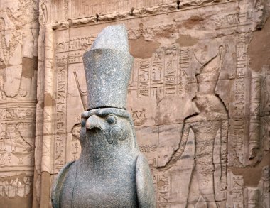 Tanrı Horus Şahin 'in granit heykeli Mısır, Edfu' daki Horus Tapınağı girişinde. Idfu 'daki ünlü ptolemaic Horus Tapınağı (Edfou, Behdet), Mısır