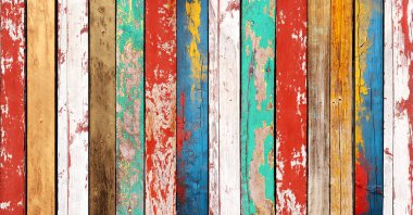 Kırık beyaz, kırmızı, sarı ve mavi boyalı eski ahşap tahtaların dokusu. Farklı renklerde eski ahşap tahtalarla yatay arka plan