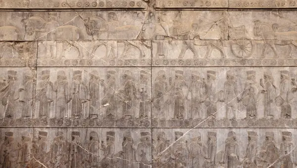 Oude Muur Met Bas Reliëf Met Assyrische Krijgers Met Speren — Stockfoto