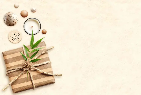 Poziome Ekotło Papier Pakowany Prezent Zielonym Liściem Drewniane Koraliki Świeca — Zdjęcie stockowe