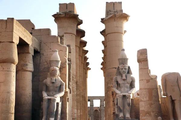 Древняя Статуя Рамсеса Храм Луксора Свете Заката Великие Колонны Скульптуры — стоковое фото