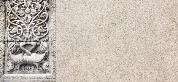 Horizontální Pozadí Kamenným Basreliéfem Dvěma Líbacími Labutěmi Květinovým Ornamentem Backdrop — Stock fotografie