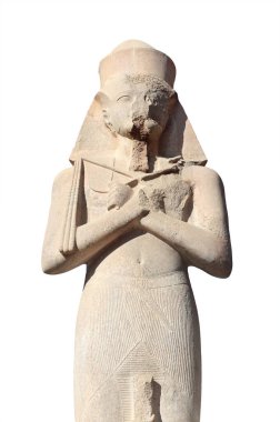 Firavun heykeli, Karnak Tapınağı, Luxor. Antik Ramses II heykeli Karnak Tapınak Kompleksi, Luxor (antik Teb), Mısır, Kuzey Afrika. Beyaz arkaplanda izole
