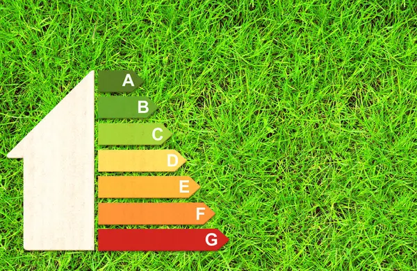 从绿草的硬纸板纹理看能源效率图表的顶部 生态造纸厂和能源效率的象征和草坪 能源类 生物能源和生态概念 — 图库照片