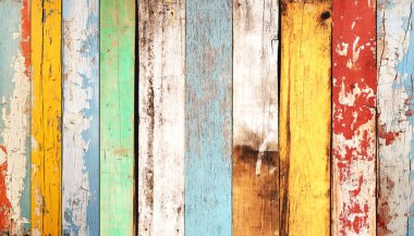 Kırık beyaz, kırmızı, sarı ve mavi boyalı eski ahşap tahtaların dokusu. Farklı renklerde eski ahşap tahtalarla yatay arka plan