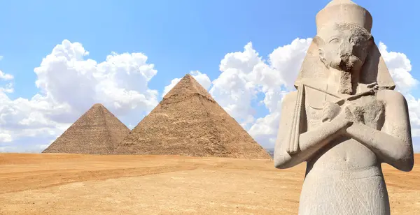 Horizontales Banner Mit Einer Steinernen Pharaonenstatue Und Den Berühmten Pyramiden — Stockfoto
