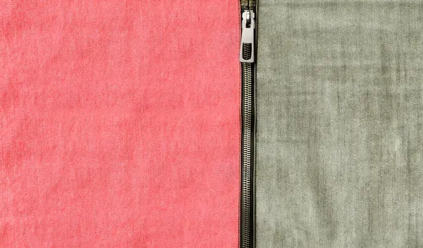 深绿色和粉色斜纹棉布背景与拉链 卡其布和珊瑚色牛仔面料质地紧密拉链 文本的复制空间 — 图库照片