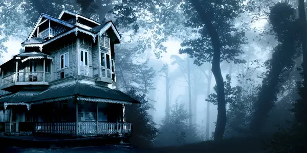 छेडलेल्या घरासह समांतर हॅलोविन बॅनर. रात्रीच्या जंगलात जुने घर सोडले. गूढ जंगलातील भयानक वसाहती कॉटेज. निळ्या रंगात टोन केलेले फोटो — स्टॉक फोटो, इमेज # 