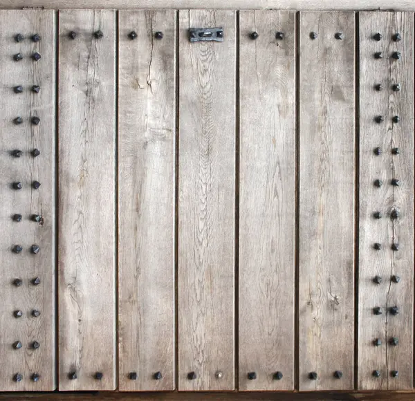 古い木製のゲートの葉部分の細部 金属のリベットが付いている古代の木製シャッターが付いている装飾的な正方形の背景 テキストのスペースをコピーする — ストック写真