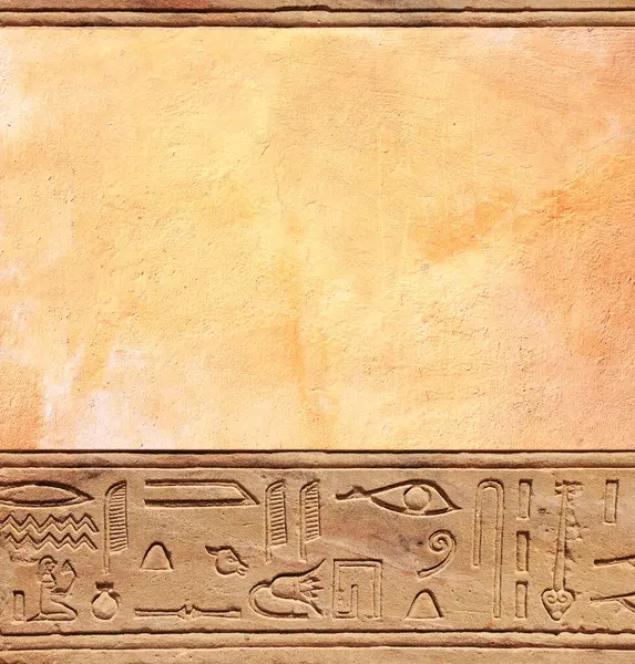 石墙上有古埃及象形文字的垂直背景 后空翻与砂岩雕刻与象形文字 模拟模板 文本的复制空间 — 图库照片#