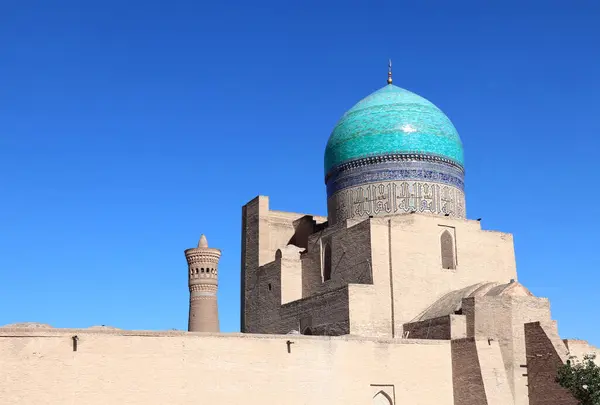 stock image Dome with azure tile of Poi Kalyan Mosque and Kalyan minaret, religious complex of Chor Bakr, Bukhara, Uzbekistan. On blue sky background