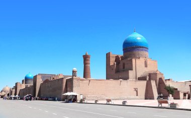 Poi Kalyan Camii ve Kalyan minaresinin gök mavisi fayanslı kubbesi, Chor Bekr, Buhara, Özbekistan dini kompleksi. Mavi gökyüzü arka planında