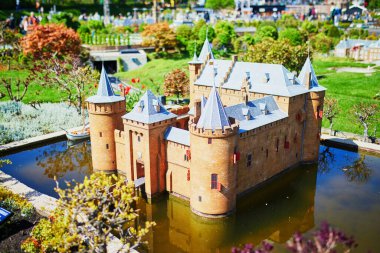 HAGUE, NETHERLANDS - 26 Nisan 2022: Madurodam minyatür parkındaki Hollanda şatosu modeli, Lahey, Hollanda