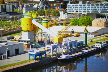 HAGUE, NETHERLANDS - 26 Nisan 2022: Madurodam minyatür parkı, Lahey, Hollanda, Hollanda 'daki Hollanda tekne ve kanallarının modelleri