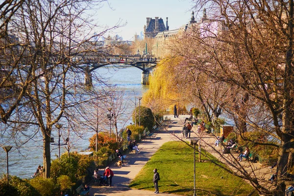 2022年2月27日 法国巴黎 人们在法国巴黎的Cite岛散步 享受春日的阳光 — 图库照片