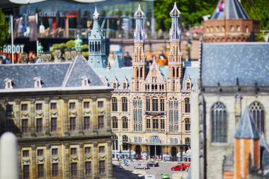 HAGUE, NETHERLANDS - 26 Nisan 2022: Madurodam minyatür parkındaki eski Hollanda evlerinin modelleri, Lahey, Hollanda,