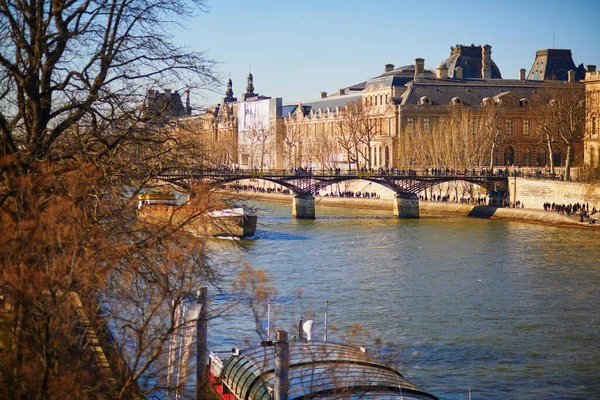 Paříž Francie February 2022 Lidé Užívají Slunečného Jarního Dne Procházce — Stock fotografie
