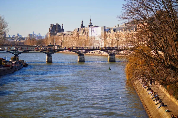Paříž Francie February 2022 Lidé Užívají Slunečného Jarního Dne Procházce — Stock fotografie