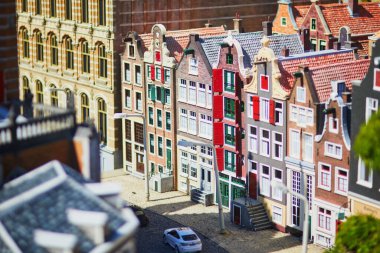 HAGUE, NETHERLANDS - 26 Nisan 2022: Madurodam minyatür parkındaki eski Hollanda evlerinin modelleri, Lahey, Hollanda,