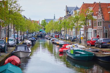 ALKMAAR, NETHERLANDS - 29 Nisan 2022: Kanalları, köprüleri ve tekneleri ile Alkmaar 'ın manzaralı görüntüsü