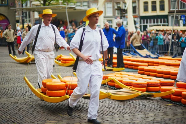 荷兰阿尔卡特 2022年4月29日 在荷兰阿尔卡马尔著名的荷兰奶酪市场上 奶酪运输商与奶酪同行 — 图库照片