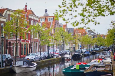 ALKMAAR, NETHERLANDS - 29 Nisan 2022: Kanalları, köprüleri ve tekneleri ile Alkmaar 'ın manzaralı görüntüsü