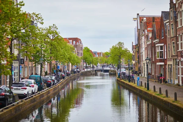 Alkmaar Netherlands April 2022 Сценічний Вид Алкмаар Його Каналами Мостами — стокове фото