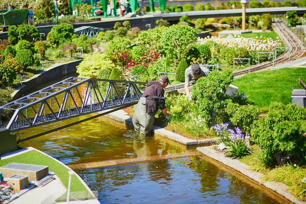 Das Haag Niederlande April 2022 Mitarbeiter Bei Wartungsarbeiten Miniaturpark Madurodam — Stockfoto