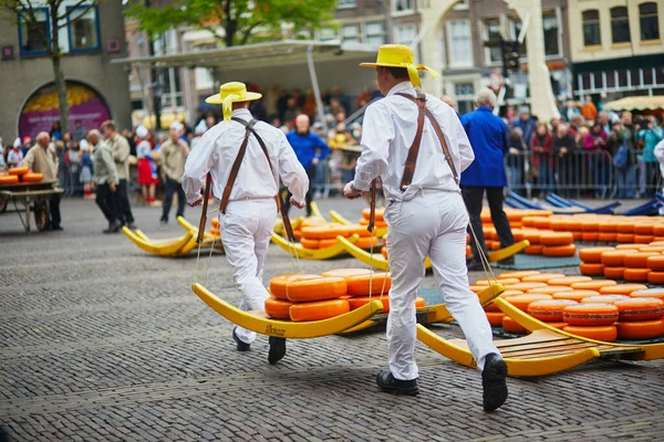 荷兰阿尔卡特 2022年4月29日 在荷兰阿尔卡马尔著名的荷兰奶酪市场上 奶酪运输商与奶酪同行 — 图库照片