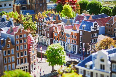 HAGUE, NETHERLANDS - 26 Nisan 2022: Madurodam minyatür parkındaki eski Hollanda evlerinin modelleri, Lahey, Hollanda,