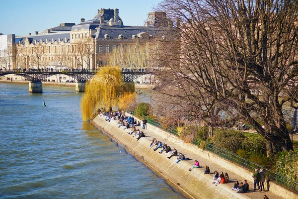 Paris Francja Luty 2022 Ludzie Cieszący Się Słonecznym Wiosennym Dniem — Zdjęcie stockowe