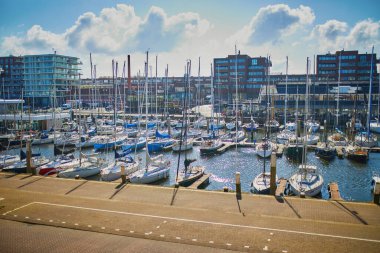 HAGUE, NETHERLANDS - 26 Nisan 2022: Scheveningen, Lahey, Hollanda 'da birçok yat ve tekne