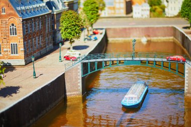 HAGUE, NETHERLANDS - 26 Nisan 2022: Madurodam minyatür parkı, Lahey, Hollanda, Hollanda 'daki Hollanda tekne ve kanallarının modelleri