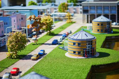 HAGUE, NETHERLANDS - 26 Nisan 2022: Mini modeller Madurodam minyatür parkı, Lahey, Hollanda,