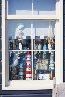 Hollanda, Kuzey Hollanda, Volendam yakınlarındaki Marken köyünde güzel deniz süslemeleri olan pencere.