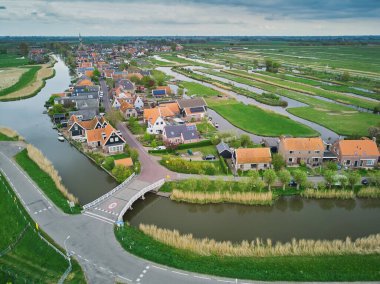 Kuzey Hollanda, Hollanda ve Hollanda 'da polder ve tarlalarla çevrili tipik Hollanda köyünün hava manzarası