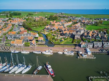 Hollanda, Kuzey Hollanda, Volendam yakınlarındaki Marken köyünün insansız hava aracı görüntüsü