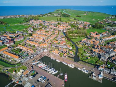 Hollanda, Kuzey Hollanda, Volendam yakınlarındaki Marken köyünün insansız hava aracı görüntüsü