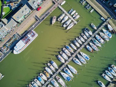 Hollanda, Kuzey Hollanda, Volendam yakınlarındaki Marken köyünün insansız hava aracı görüntüsü