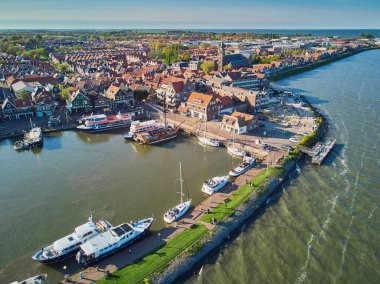 Hollanda, Kuzey Hollanda, Volendam yakınlarındaki Marken köyünün insansız hava aracı görüntüsü