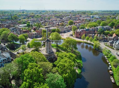 Alkmaar 'ın tarihi merkezinin hava aracı görüntüsü, Kuzey Hollanda, Hollanda