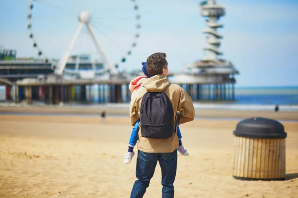 Vader Dochter Wandelen Samen Het Strand Scheveningen Den Haag — Stockfoto