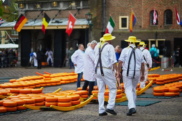 在荷兰阿尔卡玛著名的荷兰奶酪市场上 奶酪携带者们带着奶酪散步 — 图库照片