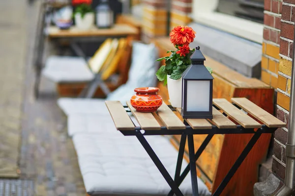 Table Bois Décorée Avec Pot Fleurs Bougies Lanterne Dans Café — Photo
