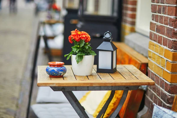 Wooden Table Decorated Flower Pot Candles Lantern Outdoor Cafe Alkmaar — Stock Photo, Image