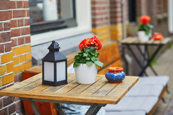 Dřevěný Stůl Zdobený Květináčem Svíčkami Lucernou Venkovní Kavárně Alkmaar Nizozemsko — Stock fotografie