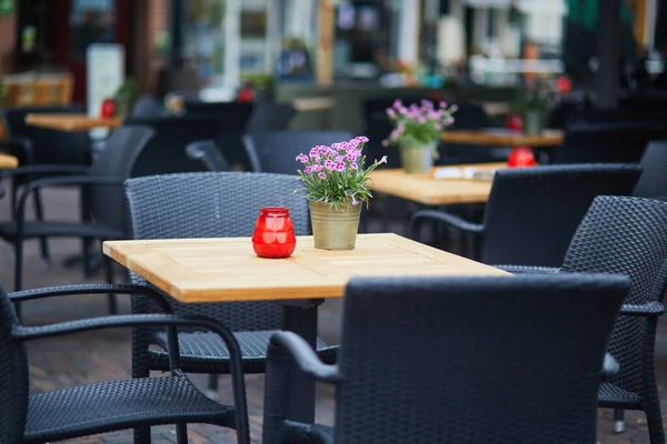 Table Bois Décorée Avec Pot Fleurs Bougies Lanterne Dans Café — Photo