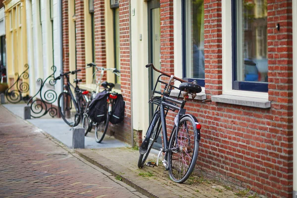 Bicicletas Perto Parede Tijolo Vermelho Alkmaar Países Baixos — Fotografia de Stock